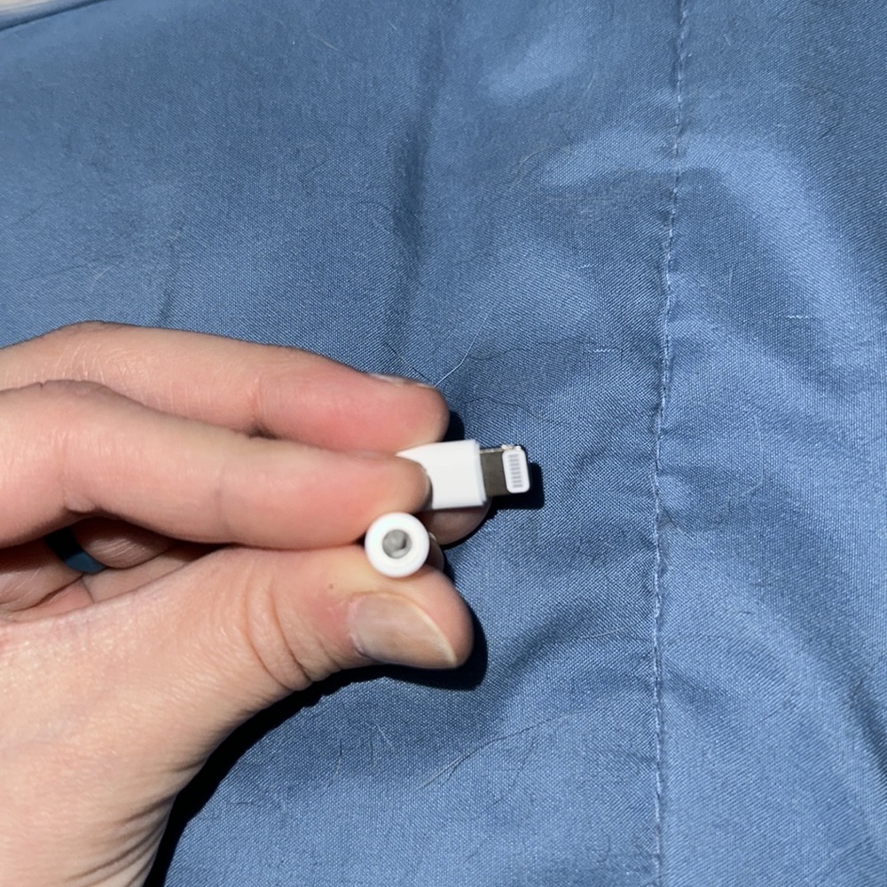 New Apple Lightning 3.5mm Headphone Jack Adapter - Picture 2 of 2